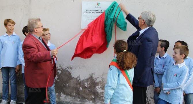 Dévoilement de la plaque inaugurale par le maire et le président de l'association - Photo DNA
