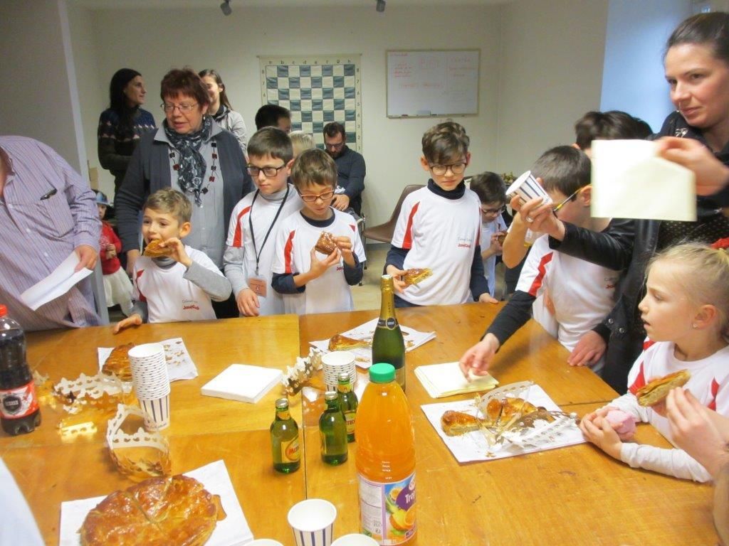Distribution des maillots et partage de la galette des rois.