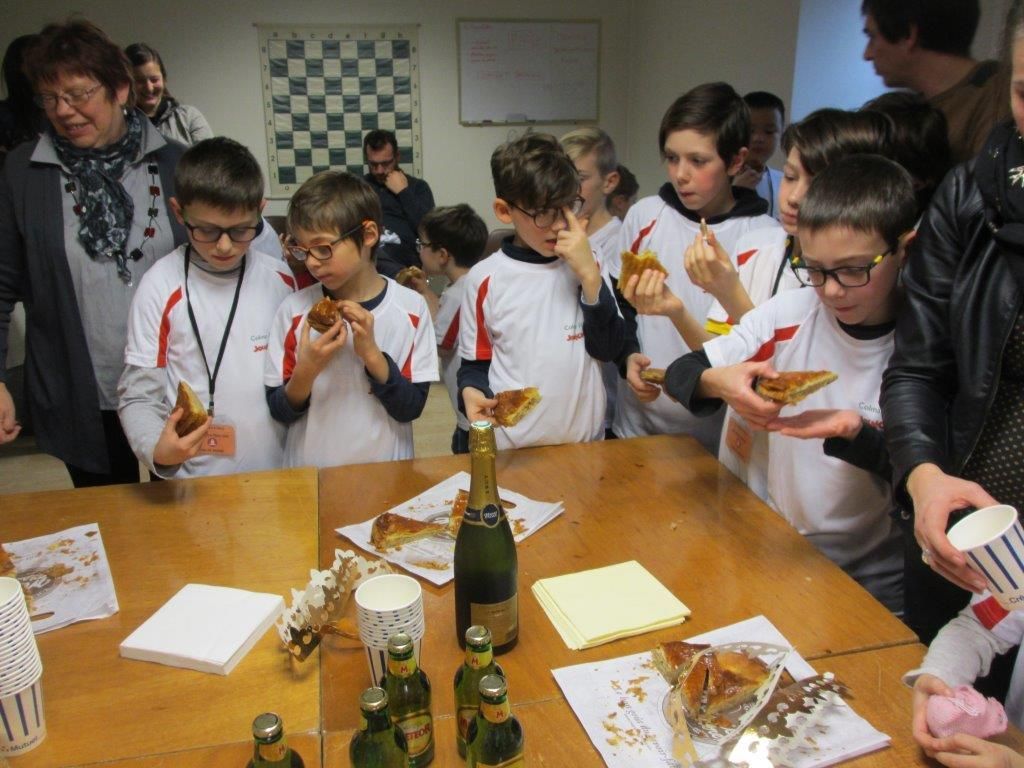 Distribution des maillots et partage de la galette des rois.