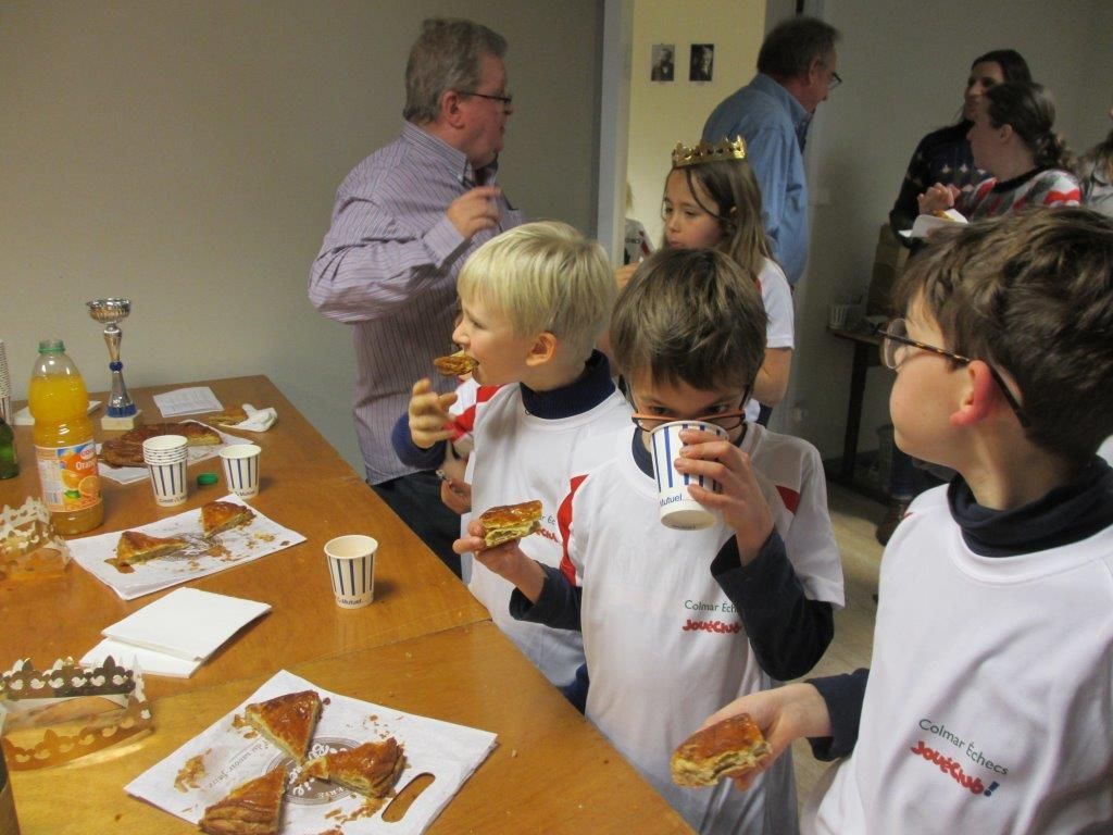 Distribution des maillots et partage de la galette des rois.