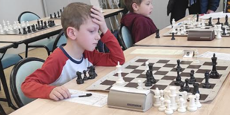 Le tout jeune Gaspard en pleine réflexion